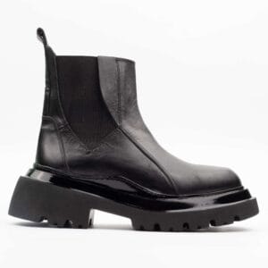 Elegant Women's Black Chunky Chelsea Boots with Platform Sole Modern Urban Footwear
