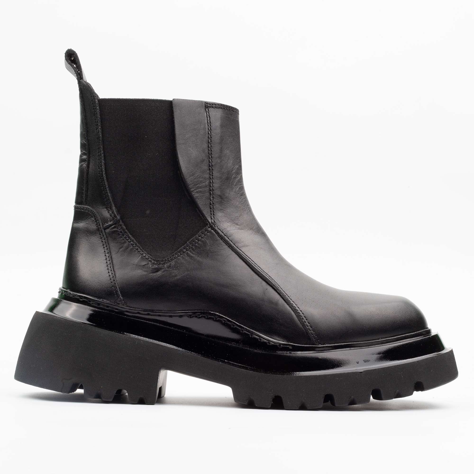 Elegant Women's Black Chunky Chelsea Boots with Platform Sole Modern Urban Footwear
