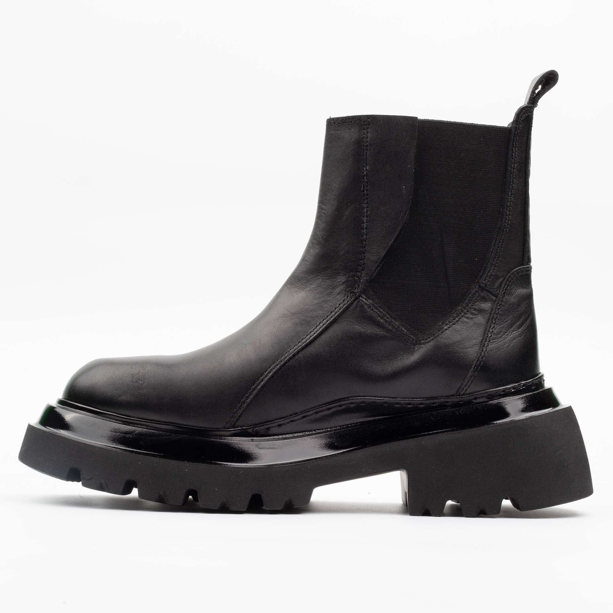 Elegant Women's Black Chunky Chelsea Boots with Platform Sole Modern Urban Footwear - Image 5