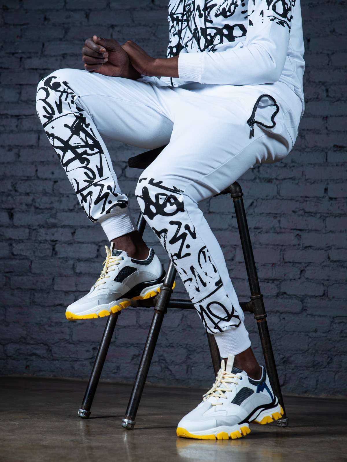 Calvano Men's Graffiti Print Tracksuit Bold Urban Style for Streetwear Enthusiasts - Image 2