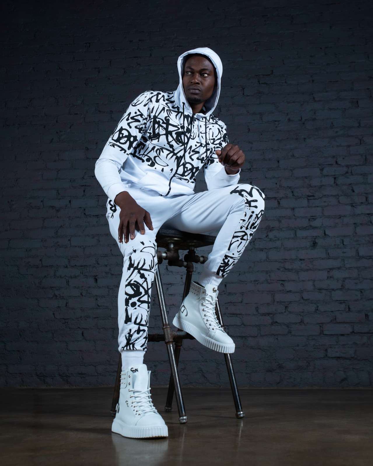Calvano Men's Graffiti Print Tracksuit Bold Urban Style for Streetwear Enthusiasts