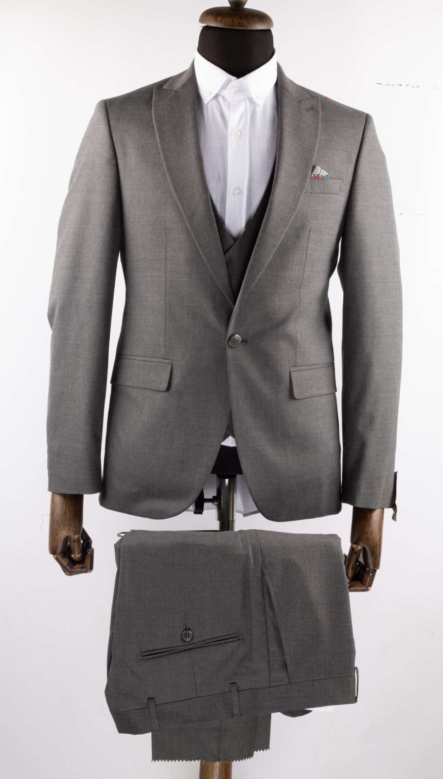 Elegant Men's Gray Three Piece Suit for Weddings and Formal Occasions