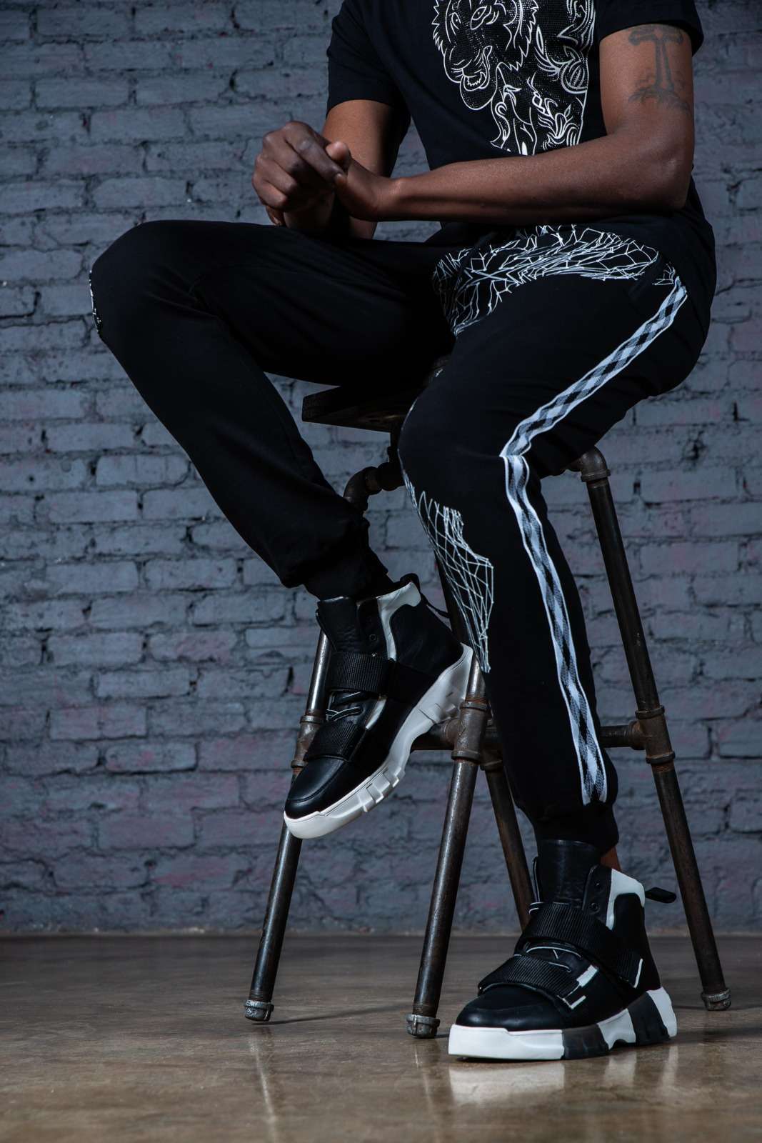 Calvano Men's Athletic Jogger Pants with Geometric Print Stylish and Comfortable Track Pants - Image 2
