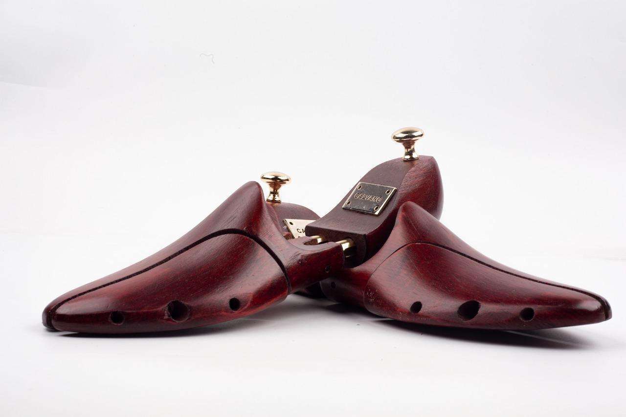 Calvano Burgundy Wooden Shoe Tree.